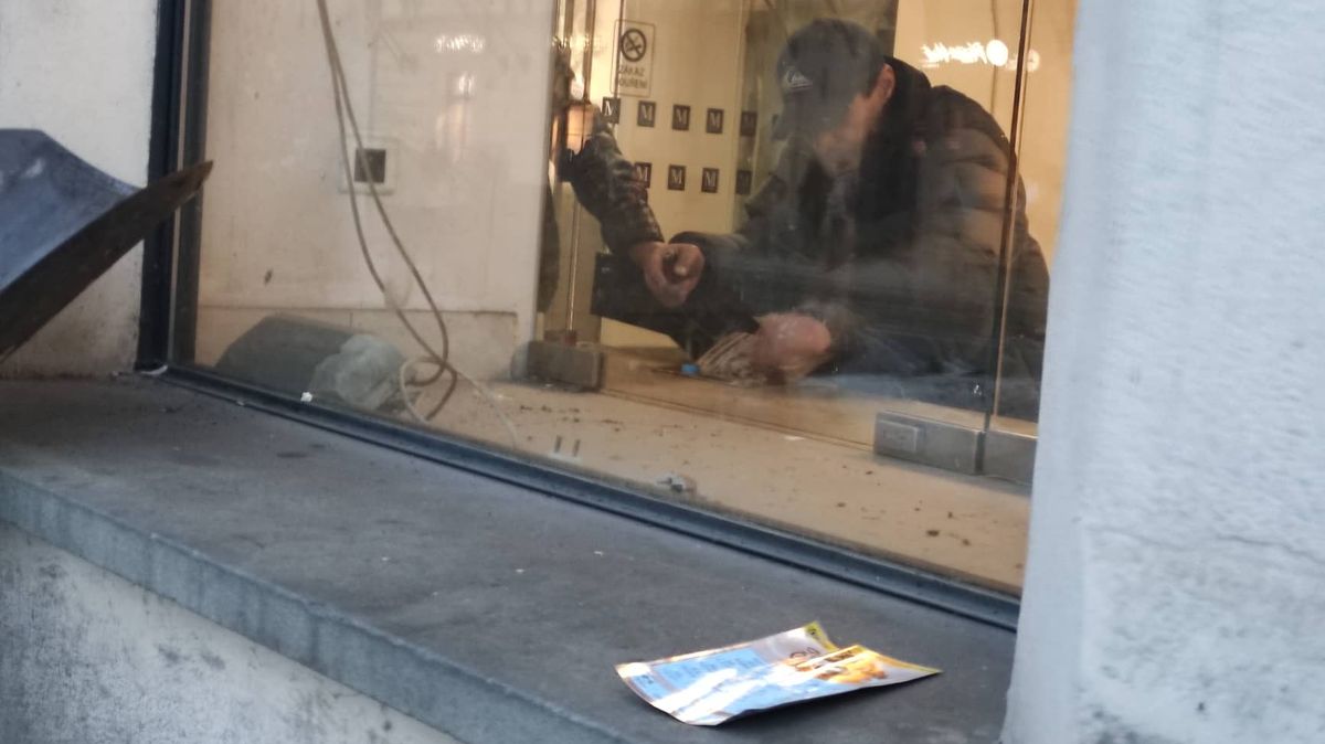 Drogově závislí se válejí u vchodu do metra. „Jsme vytížení,“ říkají strážníci